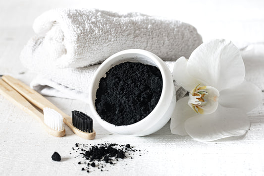 Carbón Activado en la Belleza: Mitos Comunes y Beneficios Reales para Tu Sonrisa