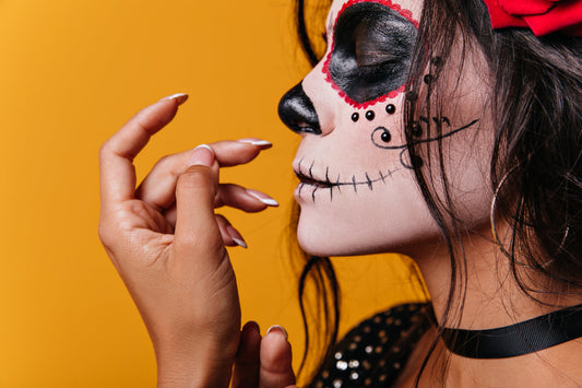 Este Halloween, ¡quítate el disfraz, no la piel!