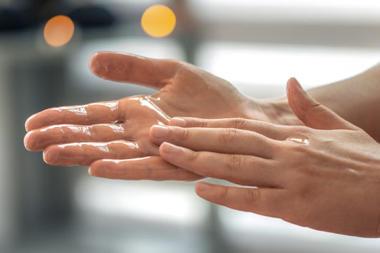 Manos con aceite de jojoba para la piel en un ritual de cuidado – Izana Naturals