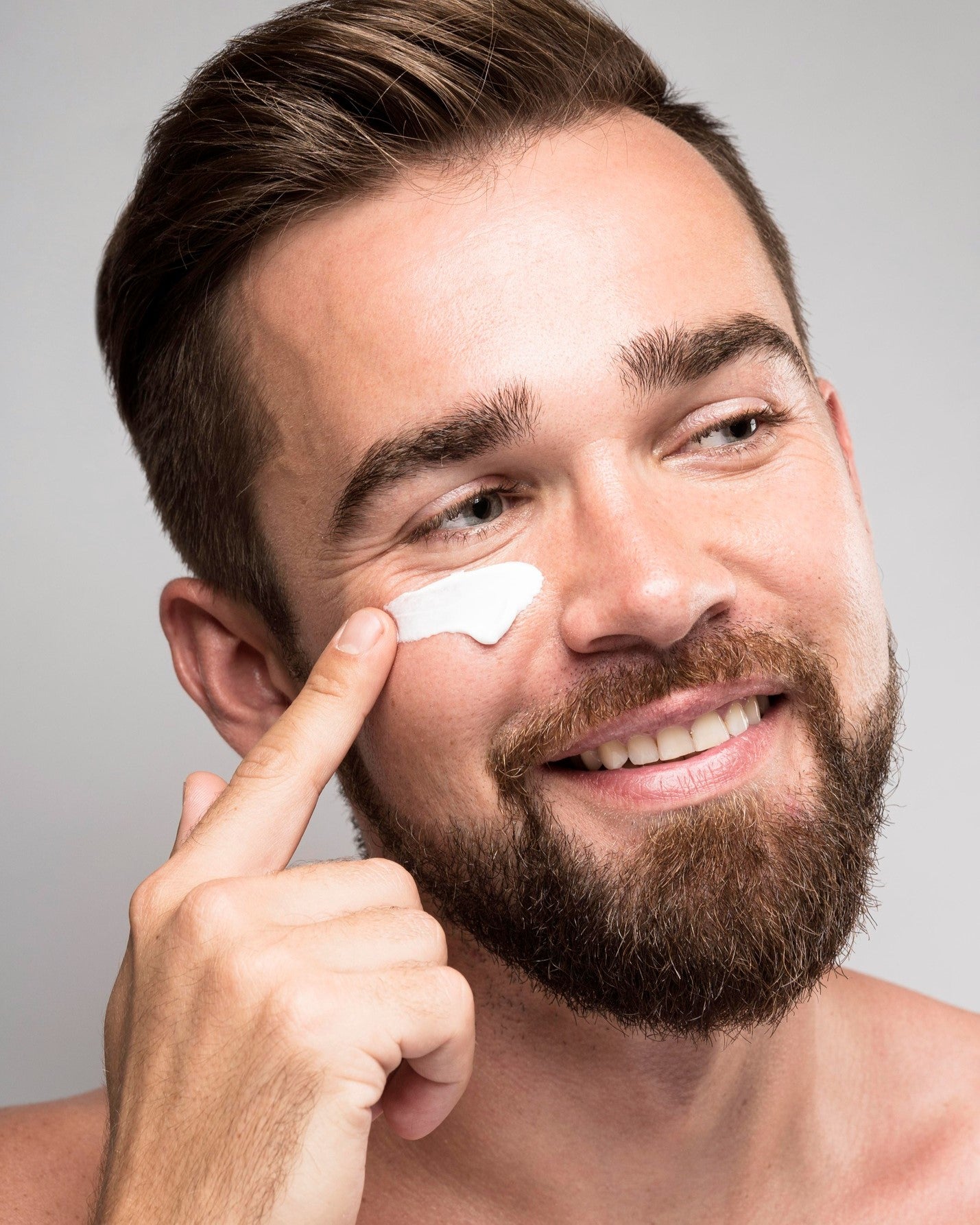 hombre utilizando productos ecológicos