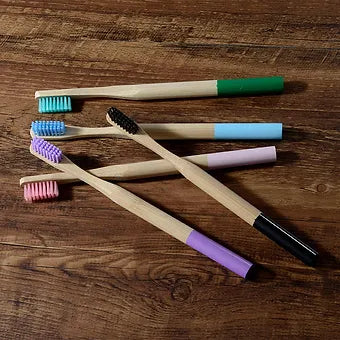 cepillo de dientes en bambú tienda ecológica bogotá Izana Naturals
